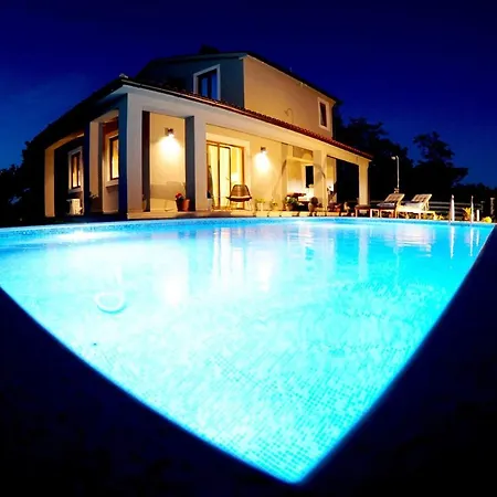 Stoje - Mit Beheiztem Pool Svetvincenat